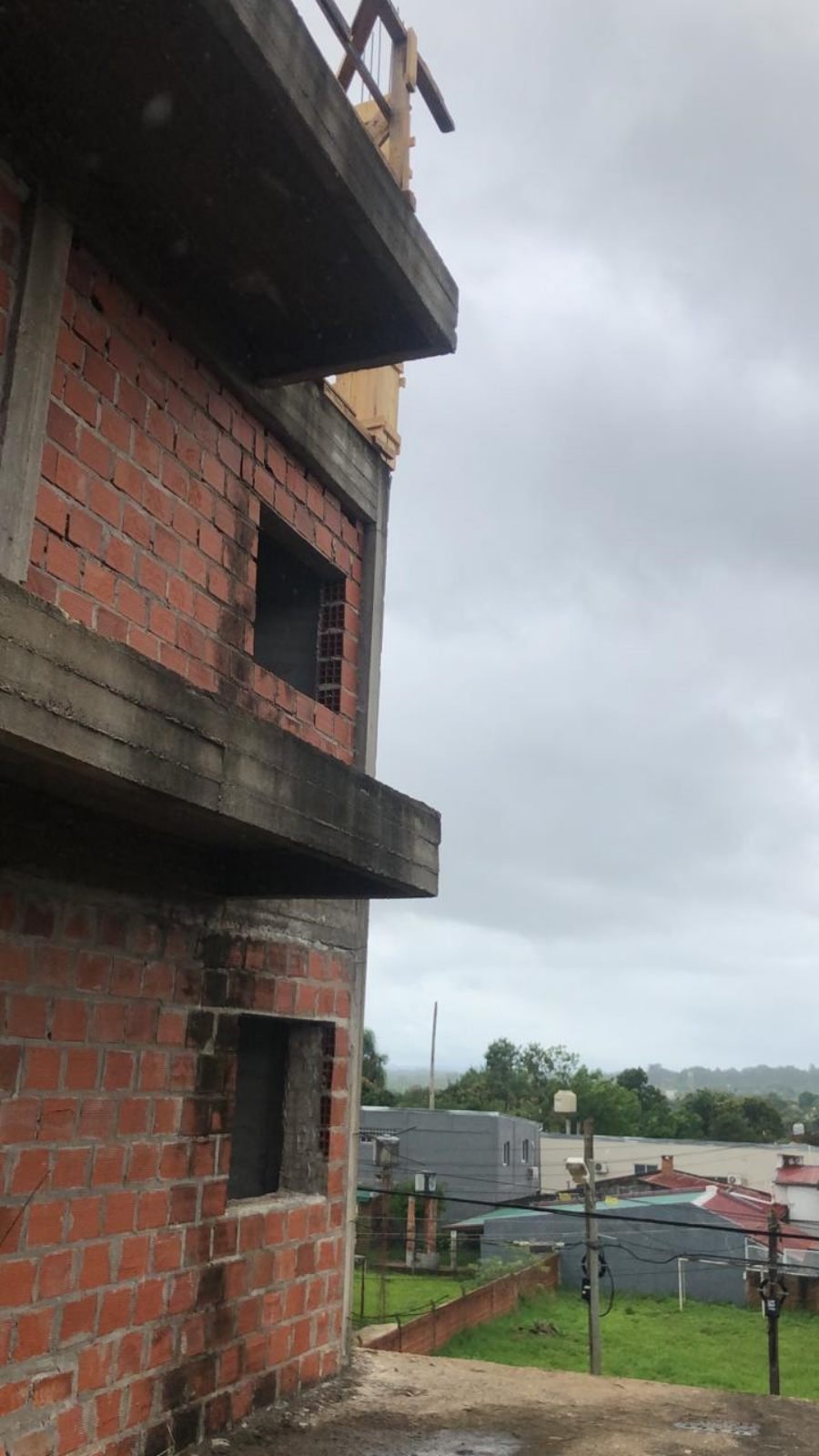 Obrero resultó con lesiones graves tras caída en una obra en el Barrio posadeño de Miguel Lanús