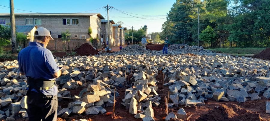 Apóstoles: Se llevan adelante tareas de empedrado sobre calle Nicolás Nahirñak en el Barrio Chacra 66