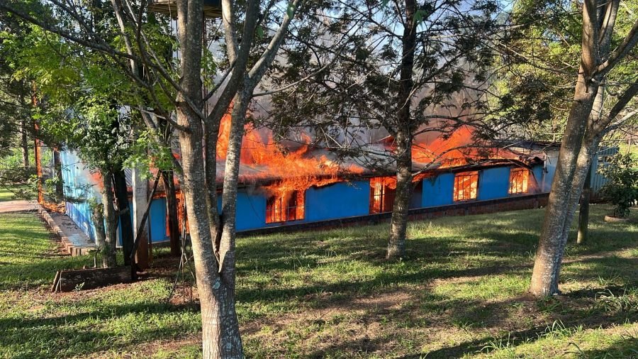 Misiones: Tiene 13 años y estaría acusado de prender fuego una escuela en la localidad de San Antonio