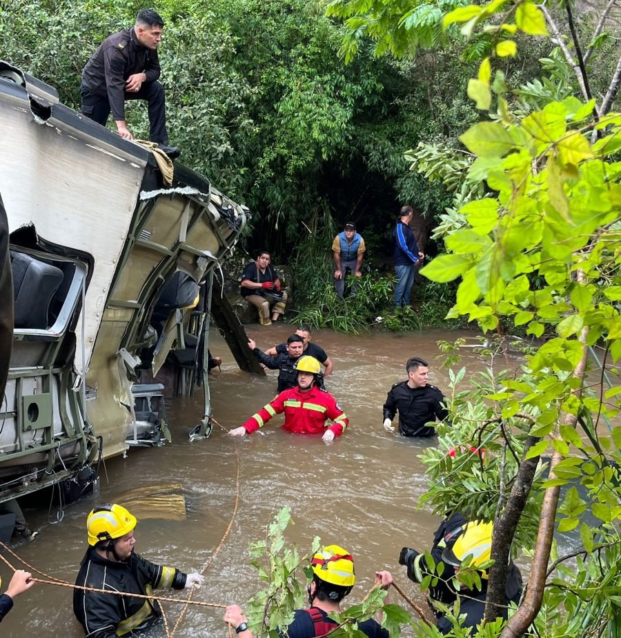 Son nueve las personas fallecidas y 29 heridas de distintas consideraciones tras el choque entre un colectivo y un automóvil sobre la Ruta Nacional N° 14 en la localidad de Campo Viera