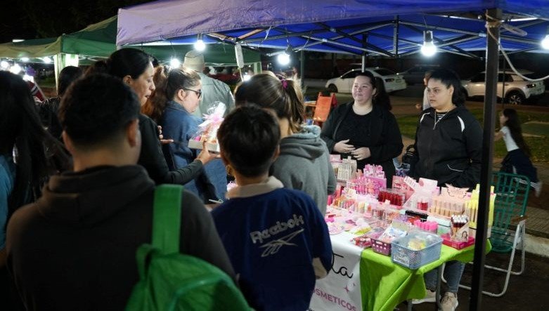 Apóstoles: En un clima festivo y familiar, se llevó adelante la Feria de Emprendedores, Artesanos y Gastronómicos en el marco de la Elección de la Reina Departamental de la Fiesta de la Yerba Mate