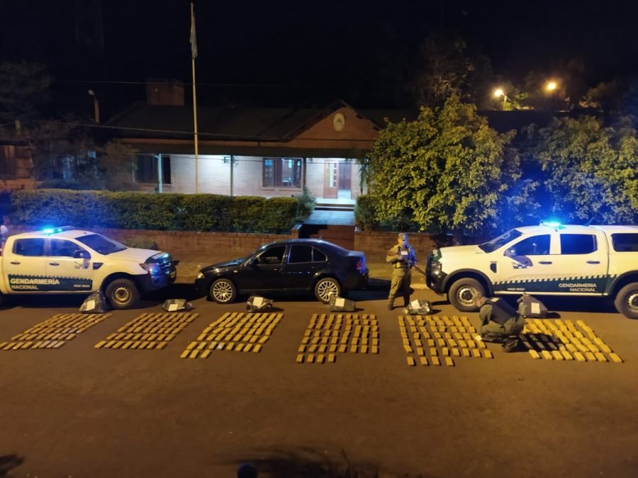 Automóvil cargado con marihuana embistió control de Gendarmería Nacional: Ambos ocupantes abandonaron el rodado, pero fueron posteriormente aprehendidos