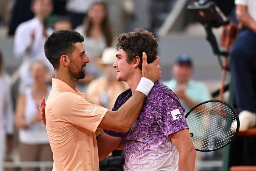 Tenis: Otro batacazo en Roland Garros, Novak Djokovic quedó eliminado tras un maratónico partido ante el brasileño Joao Fonseca