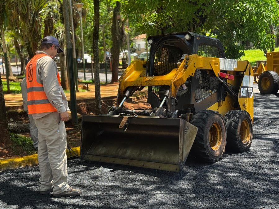 La Dirección Provincial de Vialidad mejora y asfalta calles del centro histórico de la ciudad misionera de Puerto Iguazú