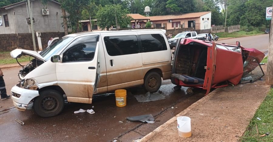 Puerto Iguazú: Accidente vehicular que involucró a dos vehículos, con lesionados en Avenida Libertad