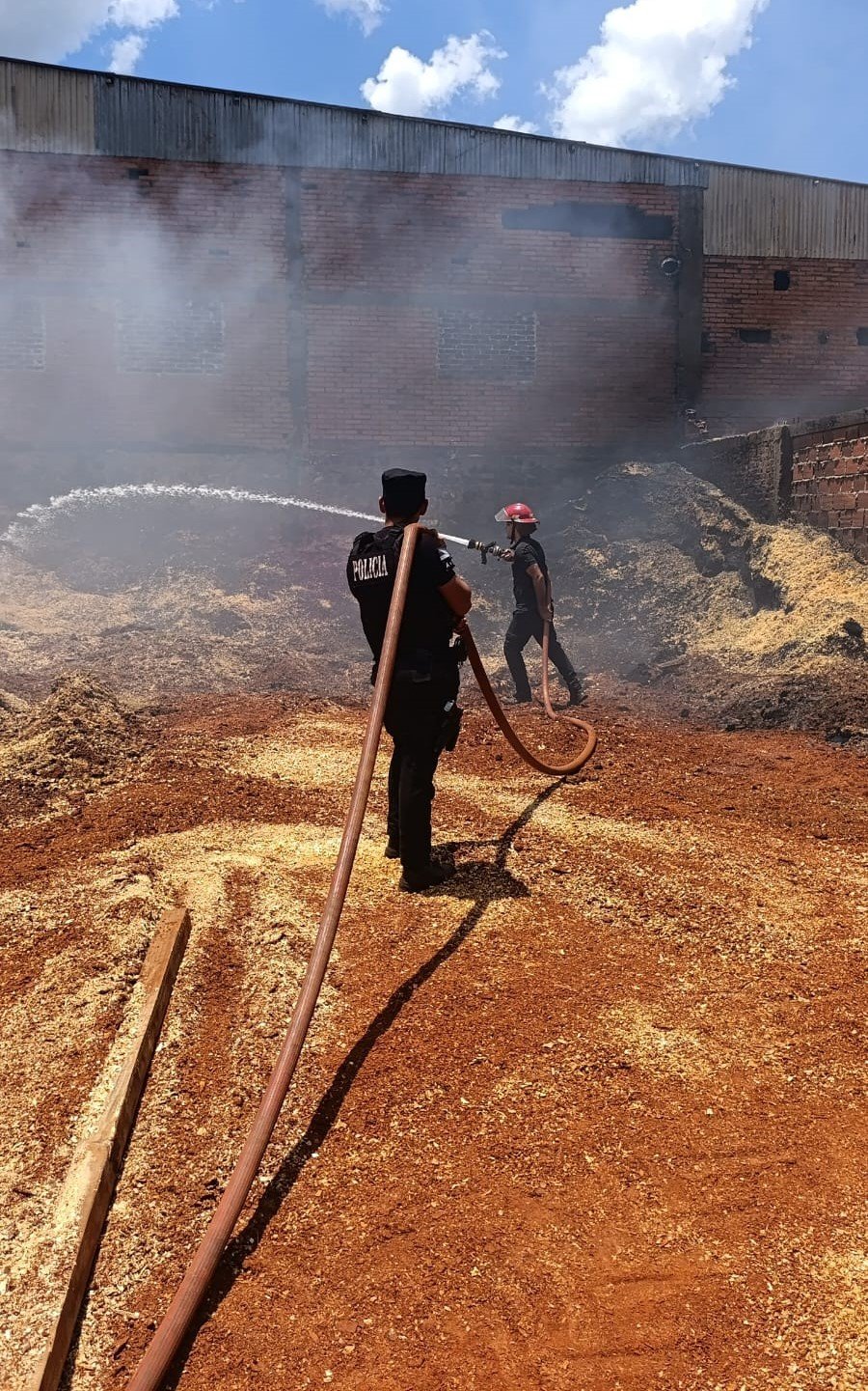 Bomberos controlaron un incendio en un aserradero en la localidad de Hipólito Yrigoyen