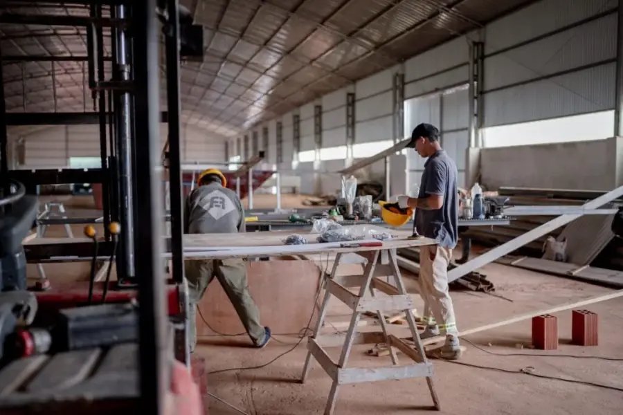 La empresa china Wenphoenix acelera la instalación de su planta en el Parque Industrial de Apóstoles para fabricar productos derivados del bambú