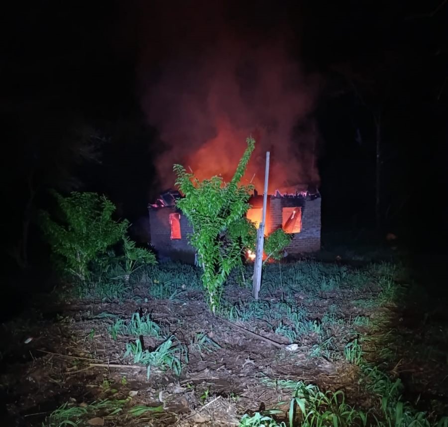 Incendio de vivienda en la localidad de San Ignacio, la cual resultó totalmente consumida por las llamas, sin registrarse personas lesionadas