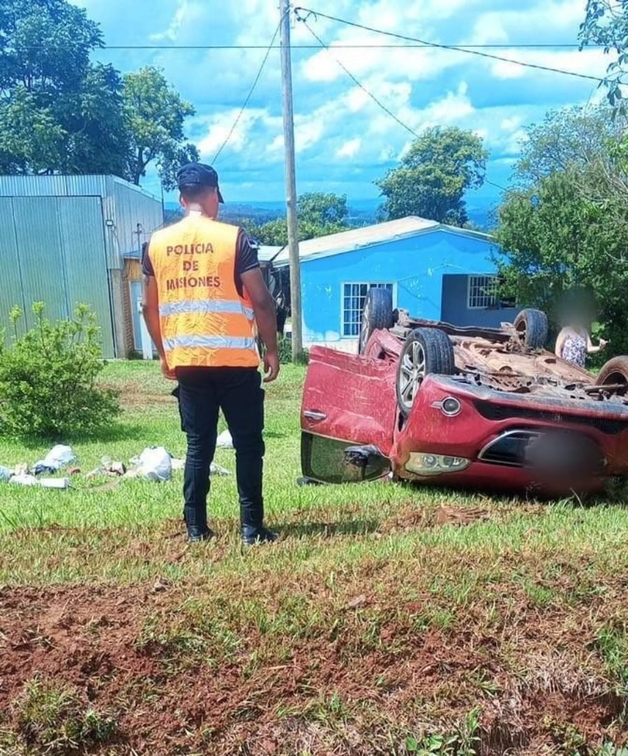 Dos de Mayo: Un automovilista de 28 años resultó con lesiones leves tras despistar y volcar sobre la Ruta Nacional N° 14