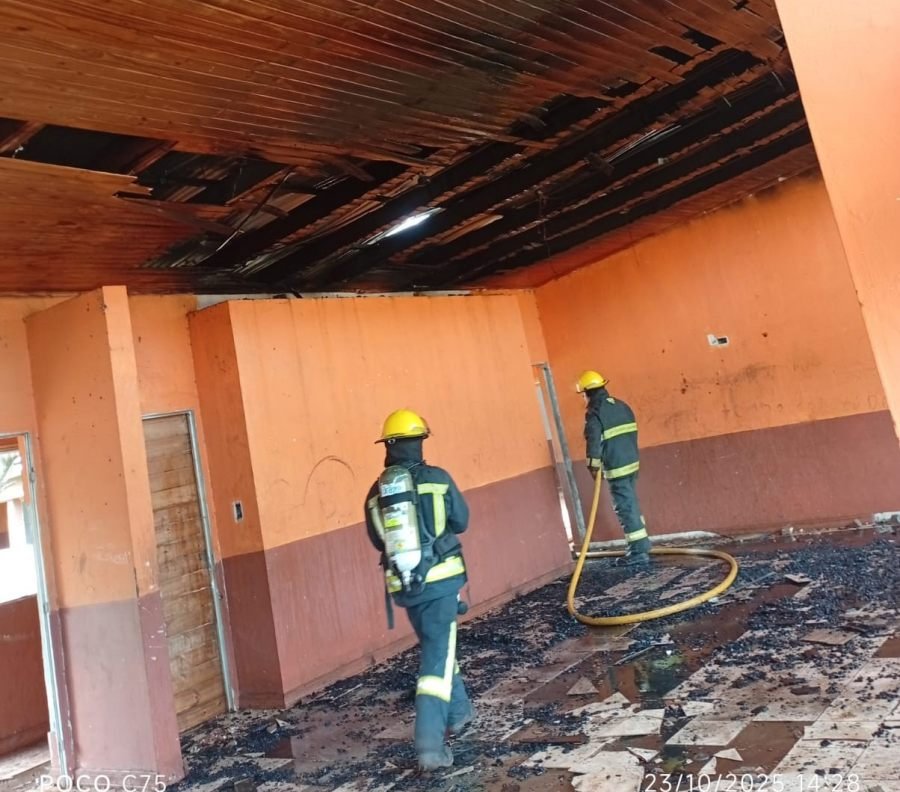 Jardín América: Bomberos controlaron un principio de incendio de un edificio, no hubo personas lesionadas