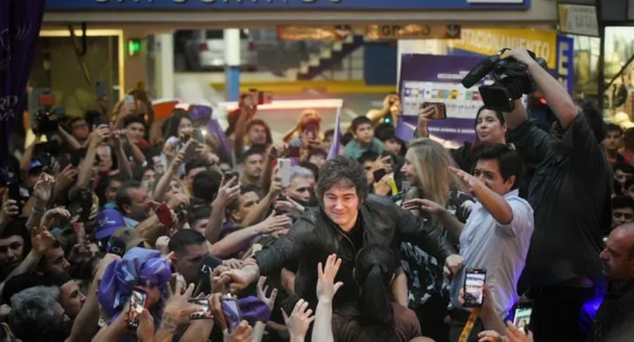 Javier Milei encabezó una caravana en la ciudad de Córdoba y llamó a votar a La Libertad Avanza: "Nunca dije que iba a ser fácil", una multitud recibió al Presidente