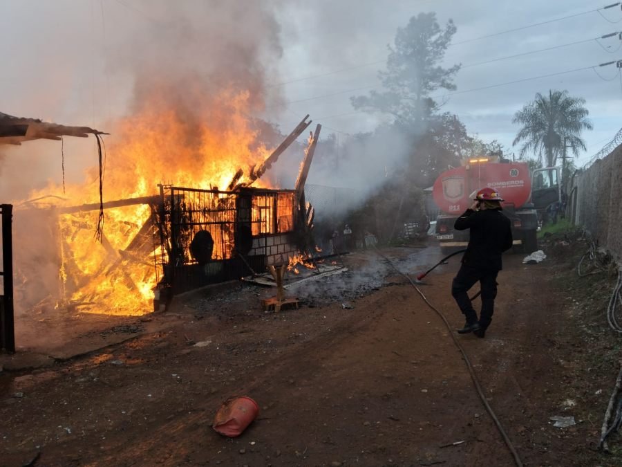 Posadas: Dos familias perdieron sus viviendas en un incendio registrado detrás del predio de Energía de Misiones, en la zona de La Tablada