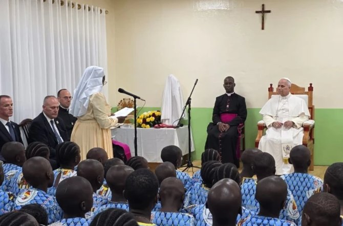 Emotiva visita del Papa León XIV a un orfanato en Camerún: Son una verdadera familia y Jesús es su hermano mayor