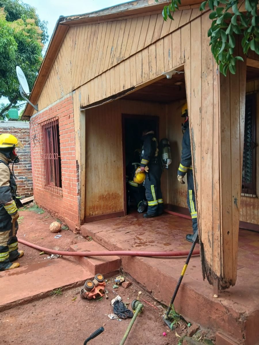 Jardín América: Bomberos sofocaron un incendio en una vivienda del Barrio Centro