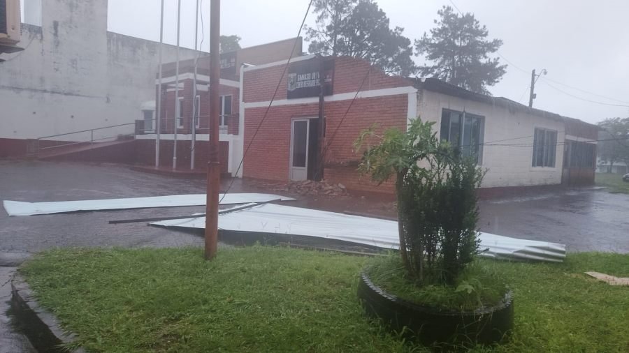 Misiones: Ráfagas de viento y lluvias afectaron varias localidades, la Policía Provincial relevó daños y asistió a familias afectadas