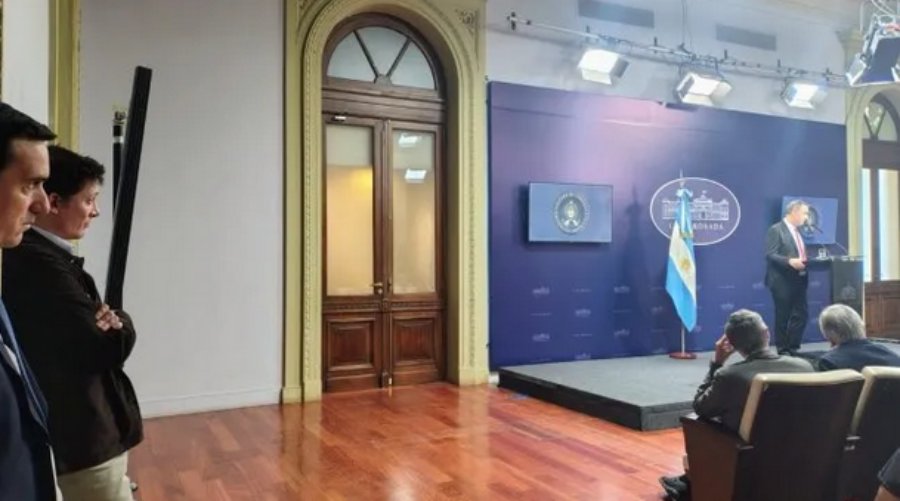 Manuel Adorni, sin defensa: No dio explicaciones sobre el viaje, su patrimonio y cargó contra la prensa