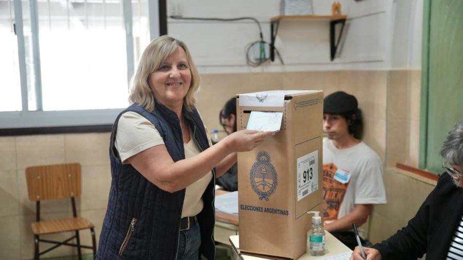 Apóstoles: La Intendente María Eugenia Safrán emitió su voto en el Instituto Superior Cristo Rey