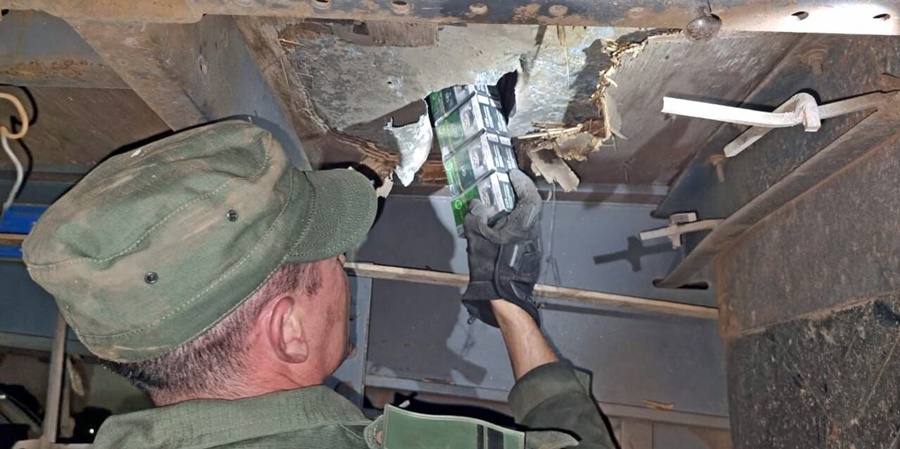 Transporte extranjero ocultaba cigarrillos de contrabando debajo de un container, el chofer del camión quedó detenido por la maniobra