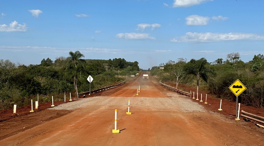 Misiones: La DPV reconstruyó la alcantarilla dañada sobre la Ruta Provincial N° 1 en el tramo entre la ciudad de Apóstoles y la localidad de Azara, continúan trabajando en el lugar para asfaltar nuevamente