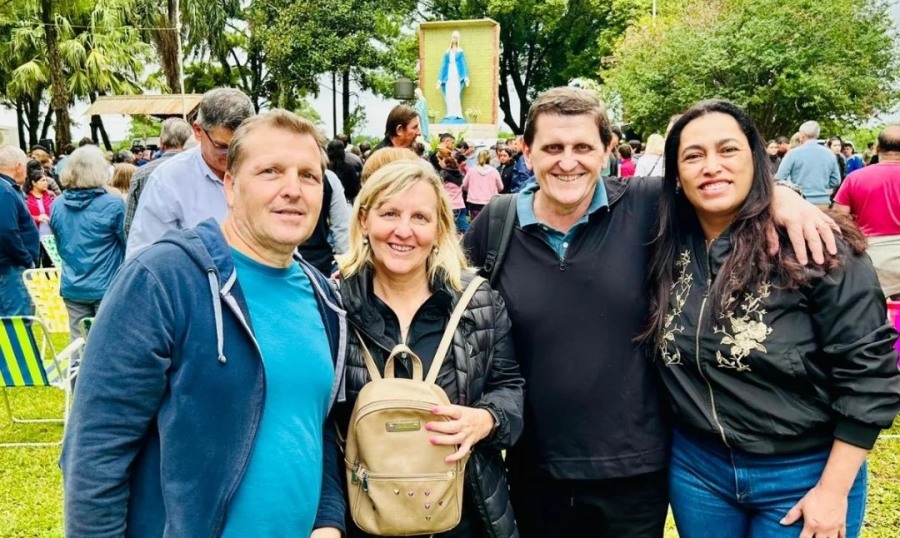 El Ministro Adolfo Safrán, junto a familiares acompaño la procesión de fieles al Monumento Mariano por el Día de la Inmaculada Concepción de la Santísima Virgen María en el sur de la provincia de Misiones