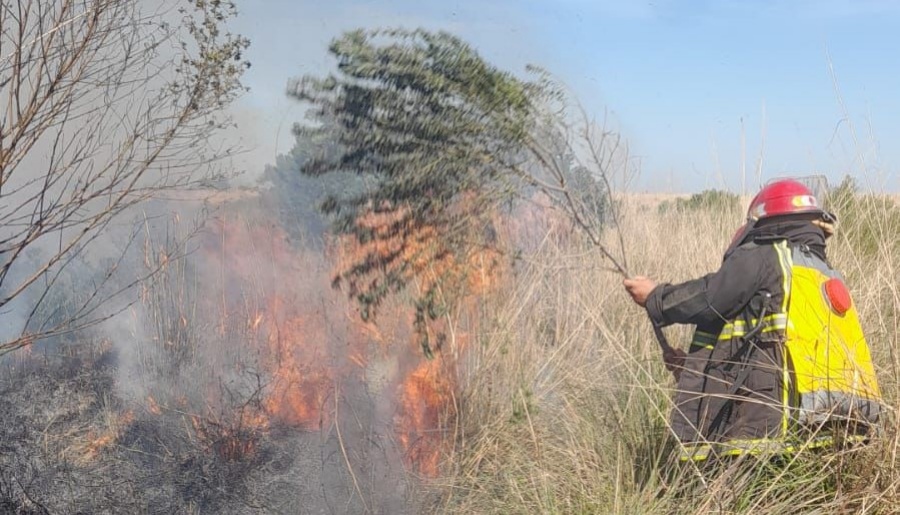 Posadas: Intenso trabajo de lucha contra el fuego de los bomberos de la Policía de Misiones, tras casi cinco horas de arduo trabajo, se logró controlar el incendio que afectaba a más de cinco hectáreas de malezas