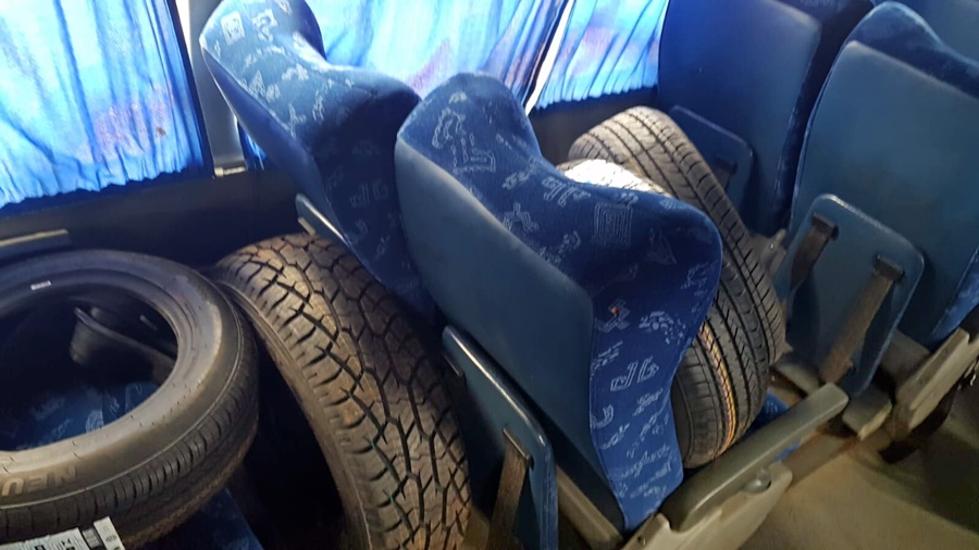 Ómnibus de larga distancia transportaba neumáticos de contrabando: Los pasajeros fueron embarcados en otro micro y continuaron viaje
