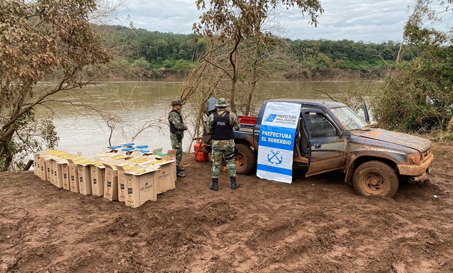 Misiones: Prefectura Naval Argentina incautó cerca de 12.000 atados de cigarrillos ilegales, la mercadería está valuada en más de 4.200.000 pesos