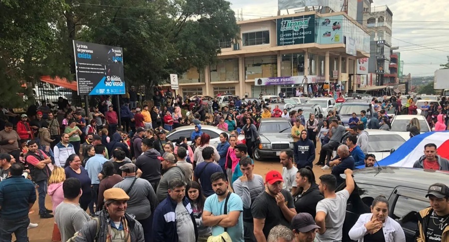Tránsito intenso en Encarnación para cruzar a Posadas: Miles de personas quedaron varadas por una protesta en la cabecera del puente Internacional