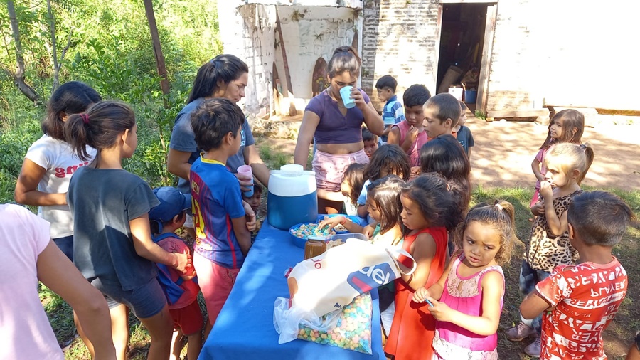 San José: Desde la Parroquia San José Obrero atienden el merendero oratorio de la Casita Santa Marta en Barrio Pindapoy, donde chicos/as comparten juegos, pintan y meriendan