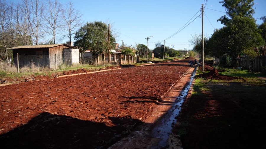 Apóstoles: Mejoras de calles en Barrio Santa Bárbara, continúan los trabajos de empedrado y construcción de cordón cuneta