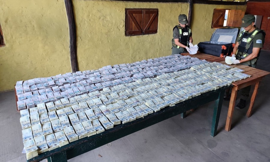 Trasladaban más de 570 millones de pesos dentro de una valija: El dinero en efectivo carecía de documentación que avale su procedencia