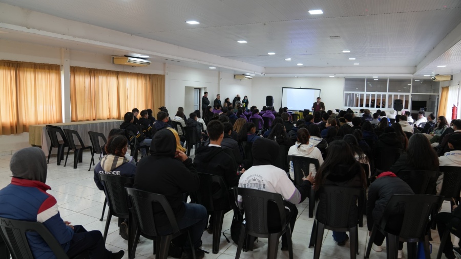 Apóstoles: Charla sobre Salud Mental, Prevención de Adicciones y Campaña Contra el Bullying