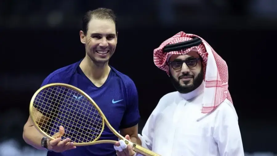 Tenis: El exorbitante valor de la raqueta de oro que le regalaron a Nadal