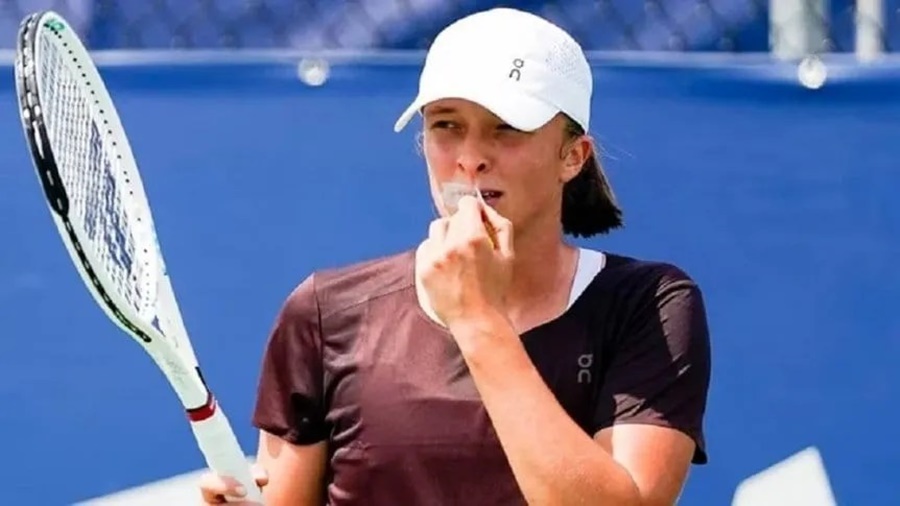 Tenis: El curioso método de entrenamiento Iga Swiatek, se tapó la boca con cinta