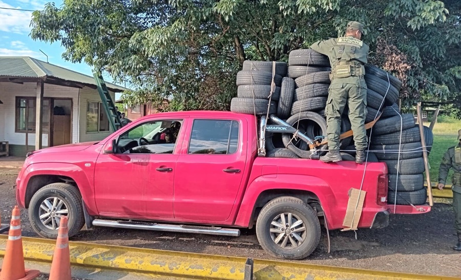 Detienen a un rodado, del cual sobresalían los elementos transportados, representando un riesgo para sí mismo y para terceros: Una pick-up transportaba setenta neumáticos de contrabando