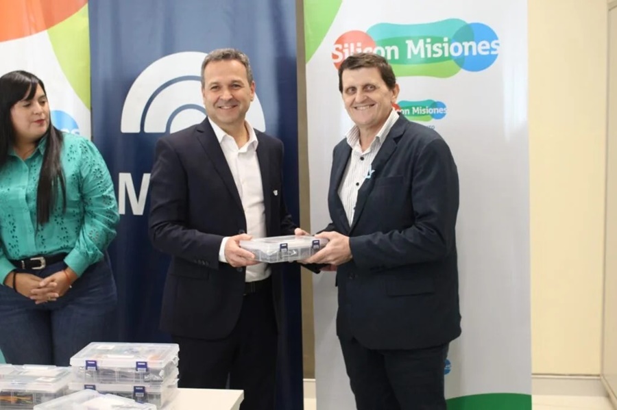 Fundación Macro donó kits de robótica a Silicon Misiones en el marco del Proyecto “Sumá tu Escuela”, en cuyo acto participó el Ministro Safrán
