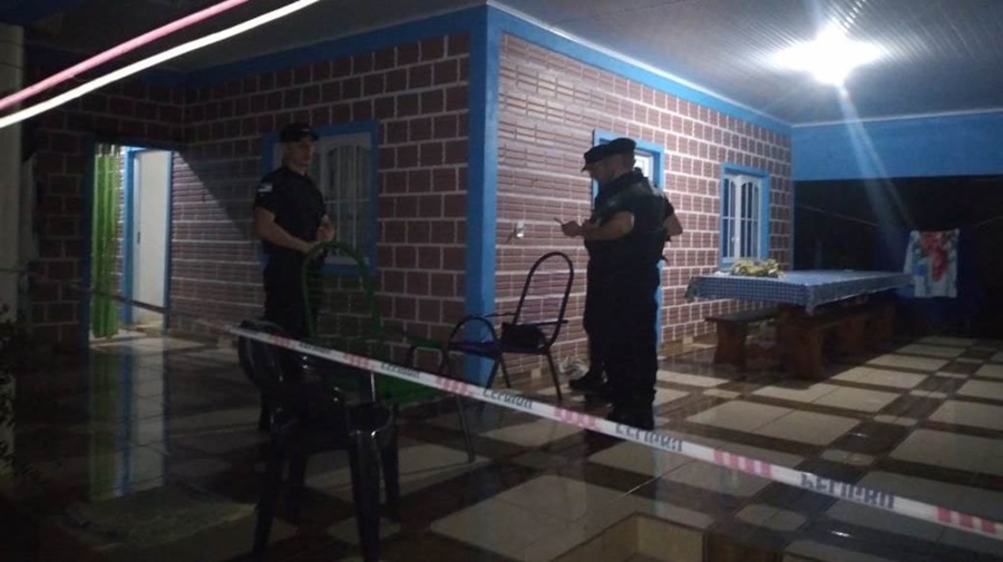 Misiones: Operativo en Colonia Aurora para capturar a un asaltante que robó a mano armada en una vivienda, hubo un enfrentamiento armado entre la víctima y el dúo de delincuentes siendo abatido uno de los asaltantes