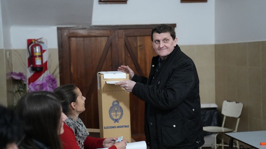 Apóstoles: El Ministro Adolfo Safrán emitió su voto en el Instituto Superior Cristo Rey