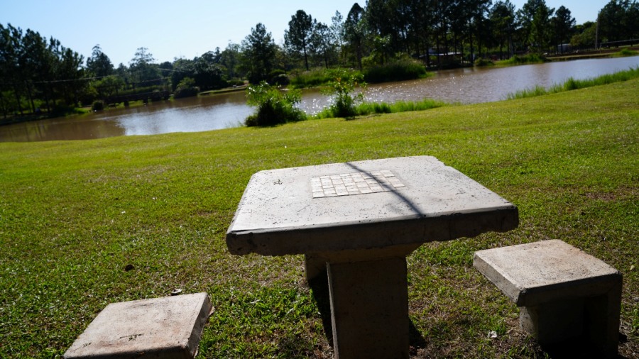 Apóstoles: Nuevos bancos y mesas en espacios públicos, con el objetivo de mejorar la calidad de vida de los ciudadanos y fomentar el uso de los mismos