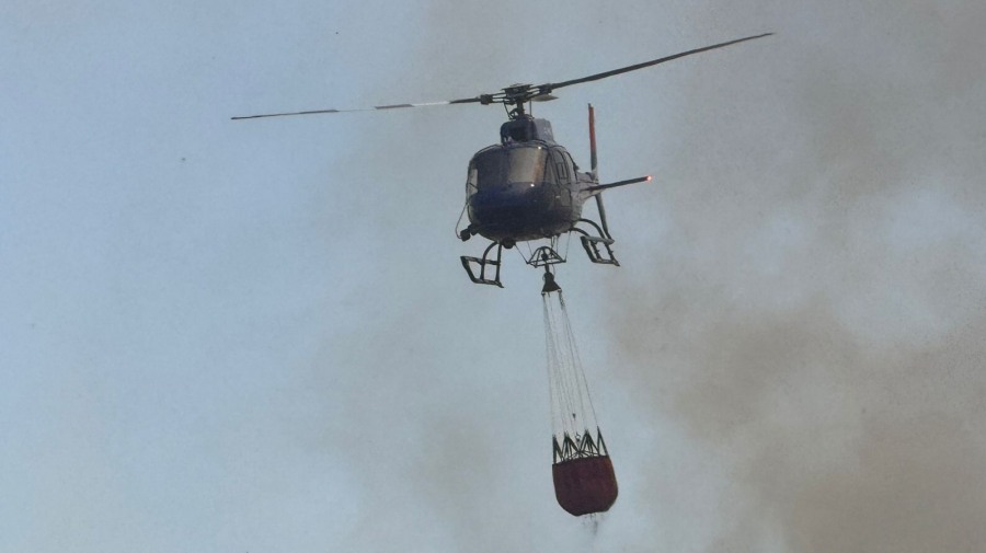 Posadas: Bomberos de la Policía de Misiones apagaron un gran incendio con el apoyo del helicóptero hidrante