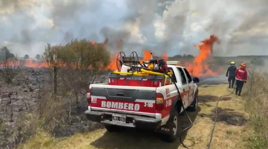 La Policía de Misiones sofocó un incendio de gran magnitud en la zona del Barrio posadeño de Itaembé Guazú