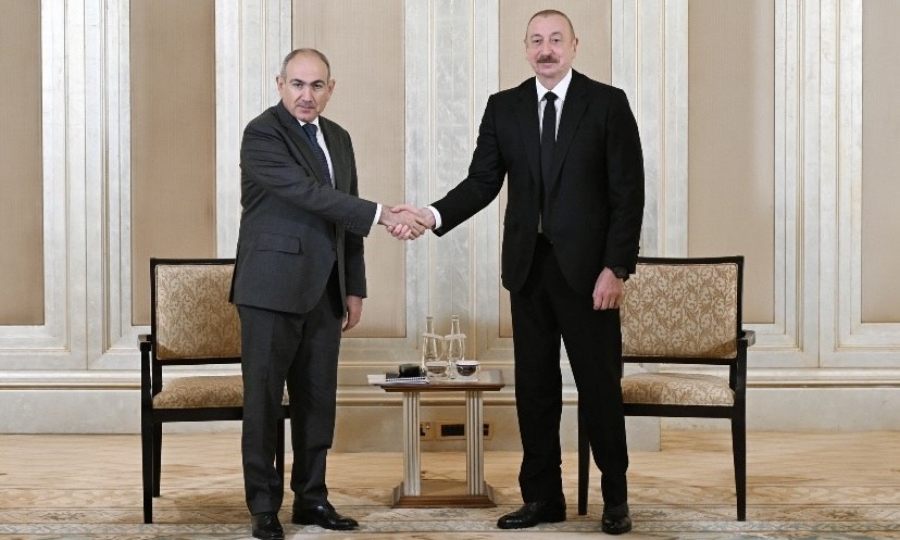 El Presidente de Azerbaiyán se reúne en Emiratos Árabes con el Primer Ministro de Armenia