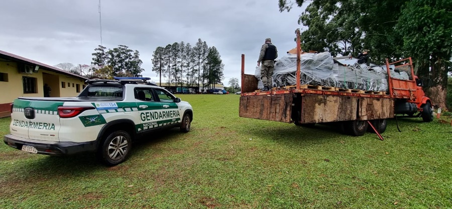 Evadieron controles de Gendarmería Nacional y sus ocupantes escaparon hacia Brasil dejando atrás su carga de cables de alta tensión