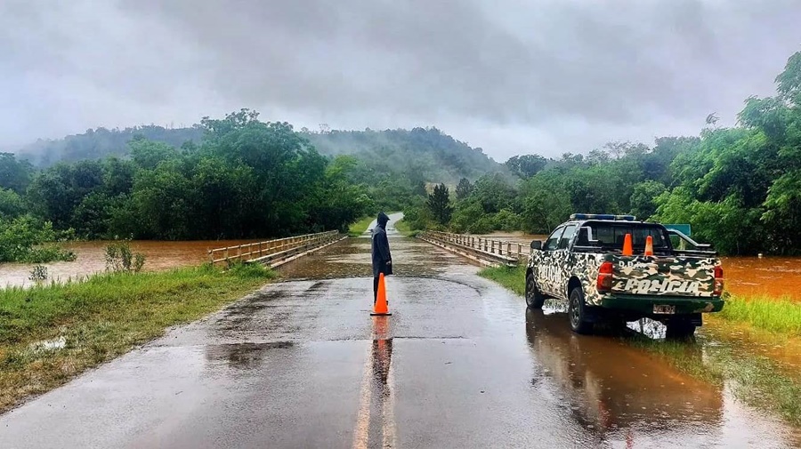 Por la crecida del Río Uruguay la Policía de Misiones y Prefectura Naval Argentina reforzaron la presencia de efectivos para colaborar en las evacuaciones