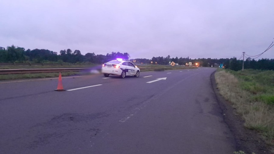 Falleció un motociclista tras un despiste sobre la Ruta Nacional N° 12, a la altura de la rotonda del Barrio del Lago  en el Municipio misionero de Candelaria