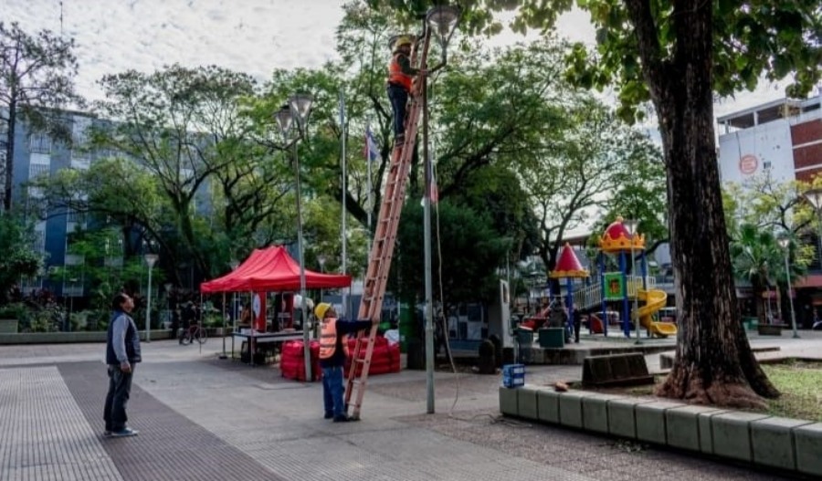 Posadas: Trabajos de alumbrado público en la Plaza San Martín