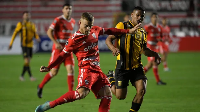 River Plate no pudo hacer pie en la altura y su debut en la Copa Libertadores fue un caos, en La Paz, perdió 3 a 1 con The Strongest en el estreno del Grupo D