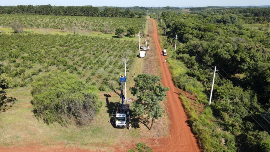 Importantes avances en recambio de postes en la línea 33 KV en los Municipios misioneros de Apóstoles – Concepción de la Sierra