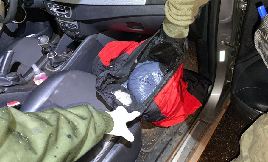 Debía estar cumpliendo con prisión domiciliaria y fue detenido cuando escondía marihuana en su automóvil