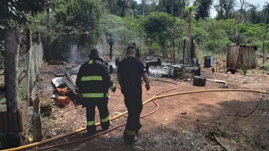 Dos menores fallecidos: Incendio fatal en una vivienda de madera en la localidad misionera de Montecarlo